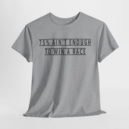 T-Shirt, Text 75% AIN‘T ENOUGH TO WIN A RACE, Schwarze Schrift – Bild 4