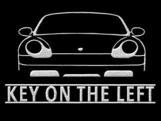 T-Shirt, Stickerei groß, Porsche Boxster 986, Frontansicht, Text KEY ON THE LEFT, Weiße Stickerei